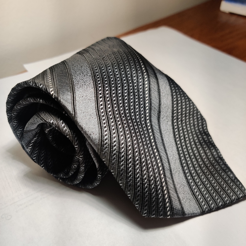 Gray tie